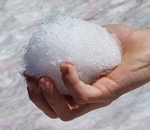 Hand med snöboll.